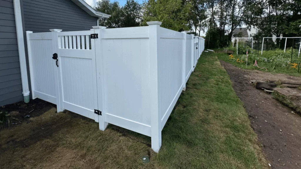 Why Homeowners Are Choosing Vinyl Fencing Over Wood 1024x576.png
